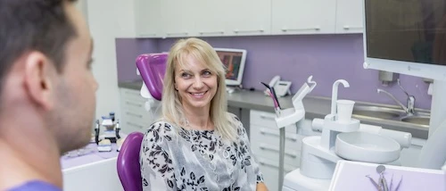 Páciens elképzeléseinek bemutatása fog implantáció előtt